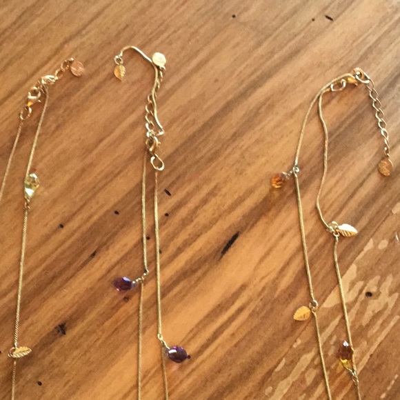 DELICATE GOLD LONG CHAINS WITH DAINTY LEAVES (Green left) - Picture 3 of 3